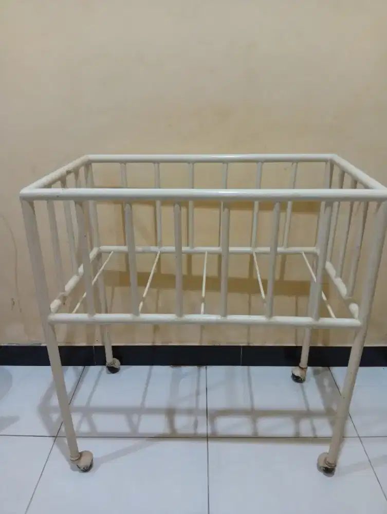 Box tidur besi bekas