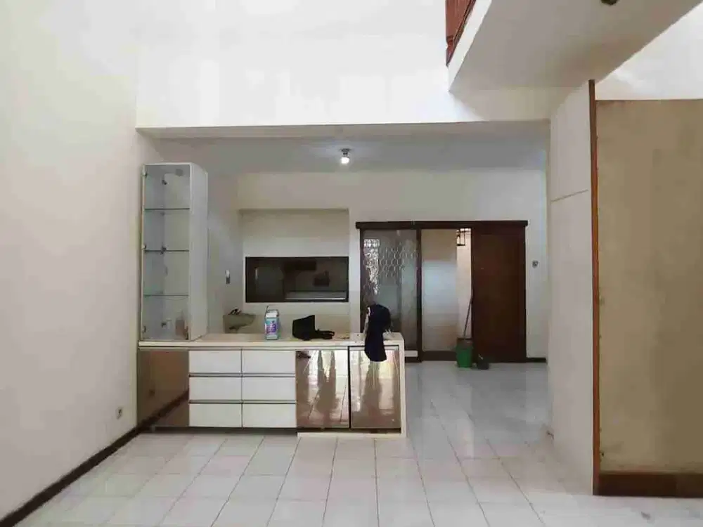 disewakan rumah Sunter agung 2 lantai rapi 7 x 18 bisa utk tinggal dan usaha hanya 73 juta/th