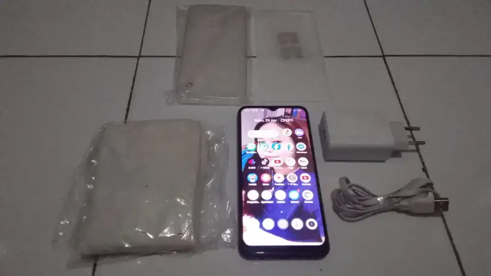 Realme C21 ( 2022 )
Ram 3gb Rom 32gb
Black Grey Edition
Kelengkapan