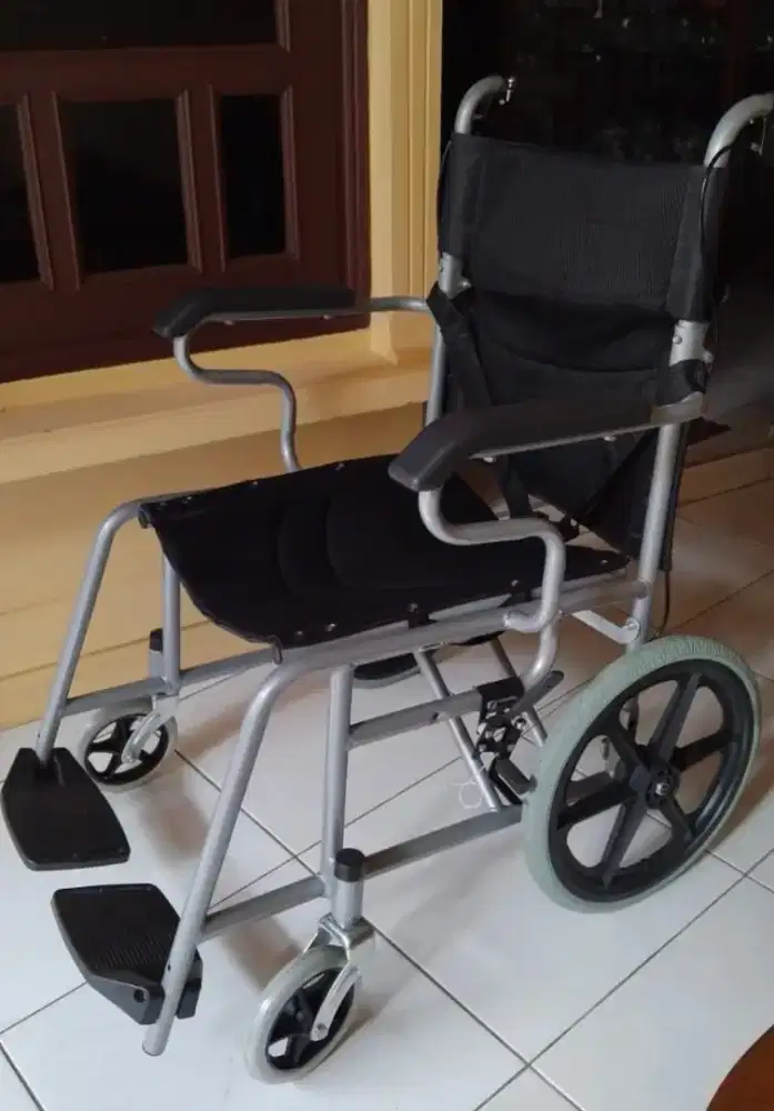 Kursi Roda Lipat Seperti Baru