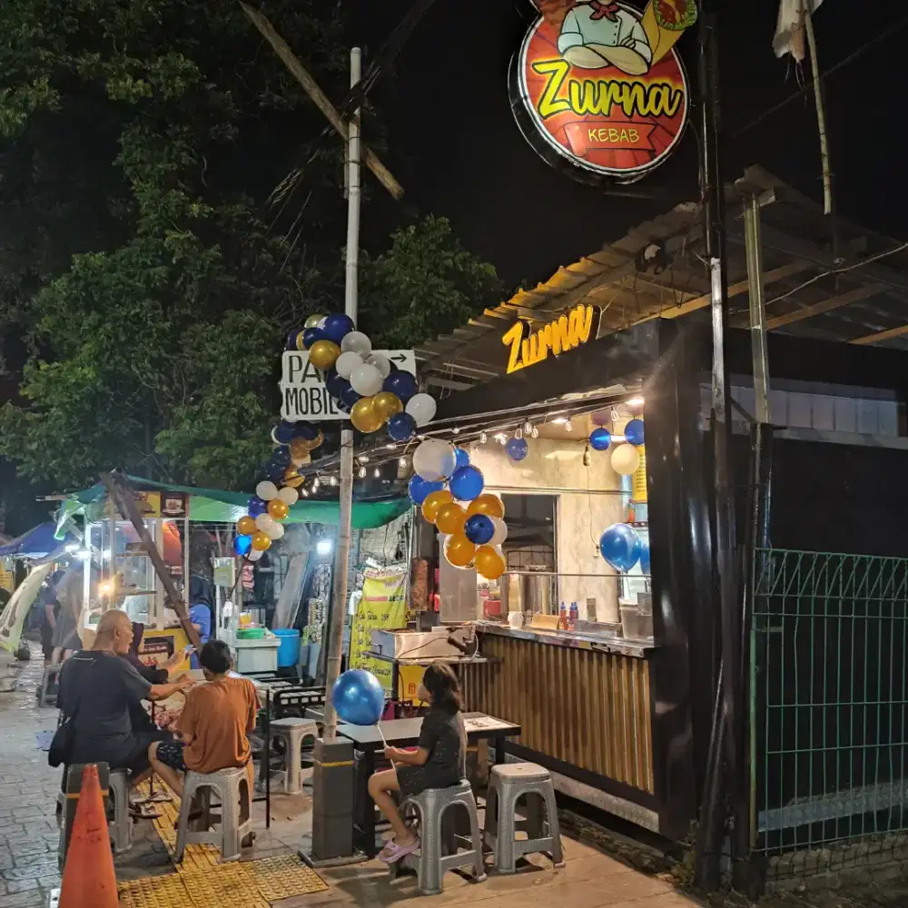 Jaga booth makanan dan minuman harus umur atas 30 thn