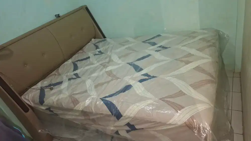 dijual kulkas sharp 2 pintu & tempat tidur 1 set