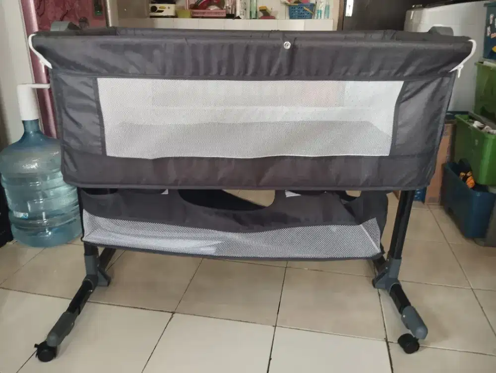 Tempat Tidur Bayi