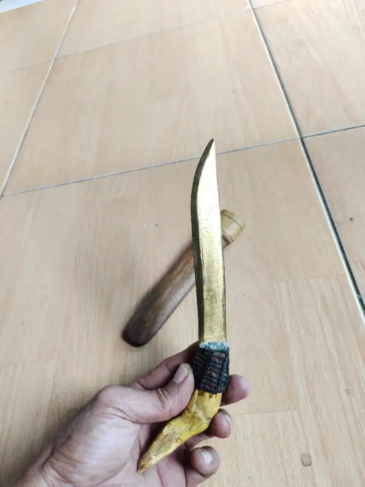 Di Maharkan badik kuningan