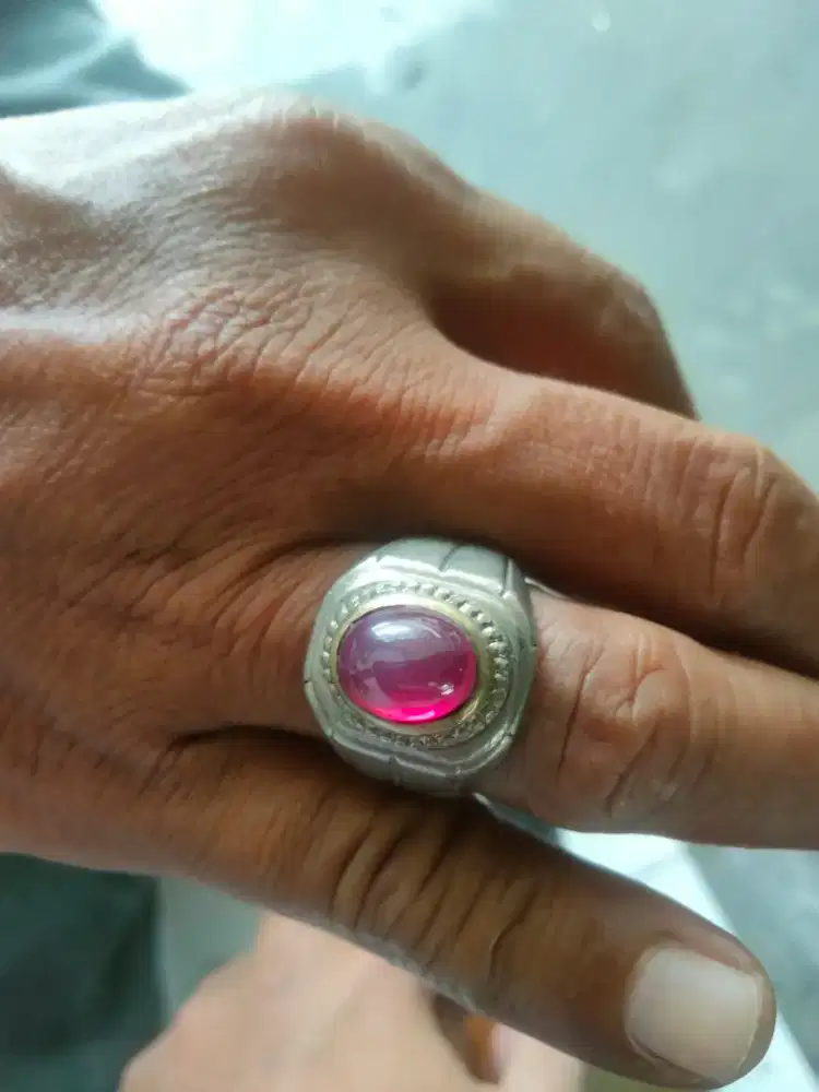 Batu koleksi ruby