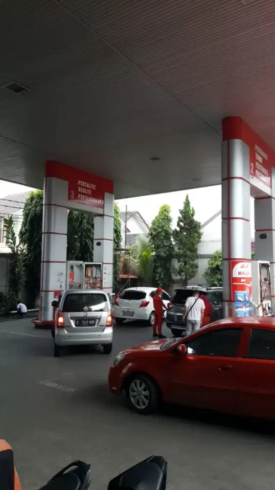 SPBU dipusat kota bandung masih beroperasi dan ramai  jual cepat nego