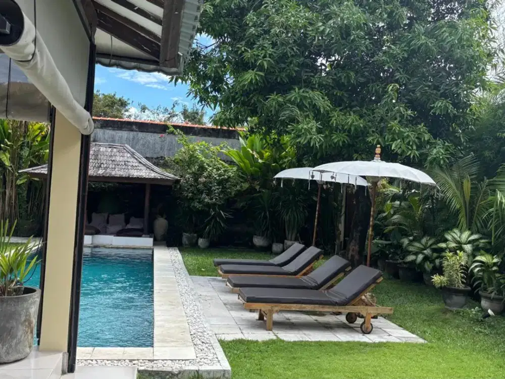 Villa 4 Kamar Tidur di Lokasi Strategis Seminyak dengan Kolam Renang Pribadi yang Besar