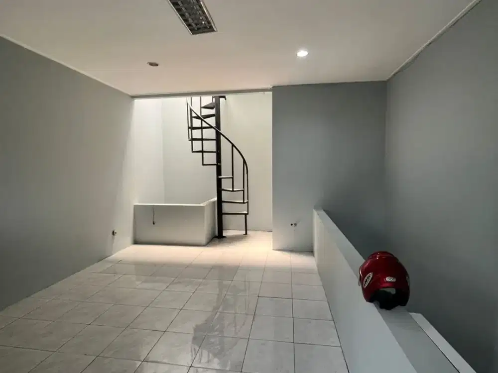 DISEWAKAN RUKO 2 LANTAI BARU SELESAI RENOVASI DI KAWASAN BISNIS DEKAT EXIT TOL BUAHBATU