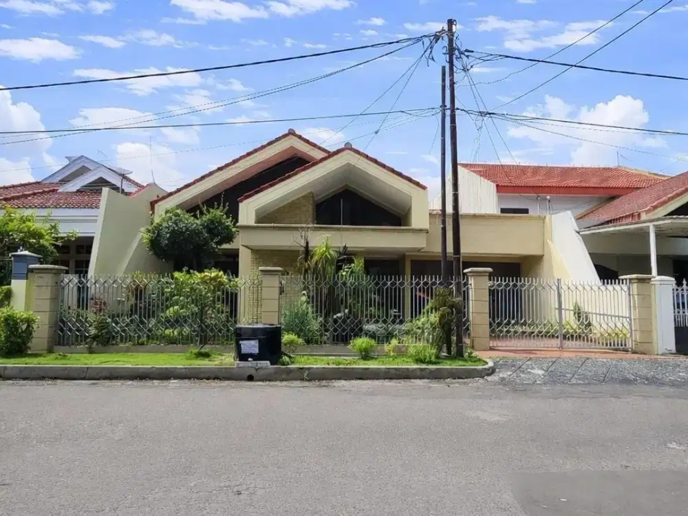 Rumah Dharmahusada Indah Timur STRATEGIS, SIAP HUNI, ROW JALAN 3 MOBIL