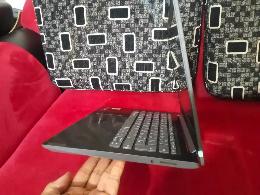 Lenovo v14 Ryzen 3 -3250/RAM 4 SSD 256/Radeon graphics VRAM 2gb