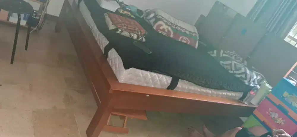 Tempat tidur dari kayu jati asli