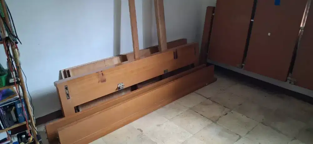 Tempat tidur dari kayu jati asli