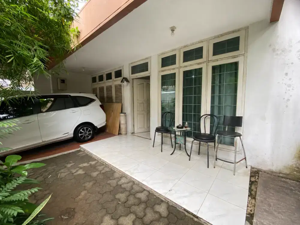 Rumah Luas di Komplek Lingkungan Nyaman Dekat ke Pondok Indah Mall