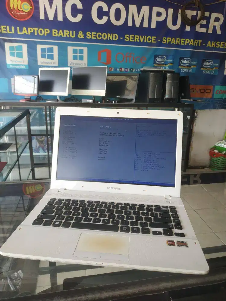 Laptop SAMSUNG White AMD E2-2000 / 6gb ram / 500gb HDD / BERGARANSI