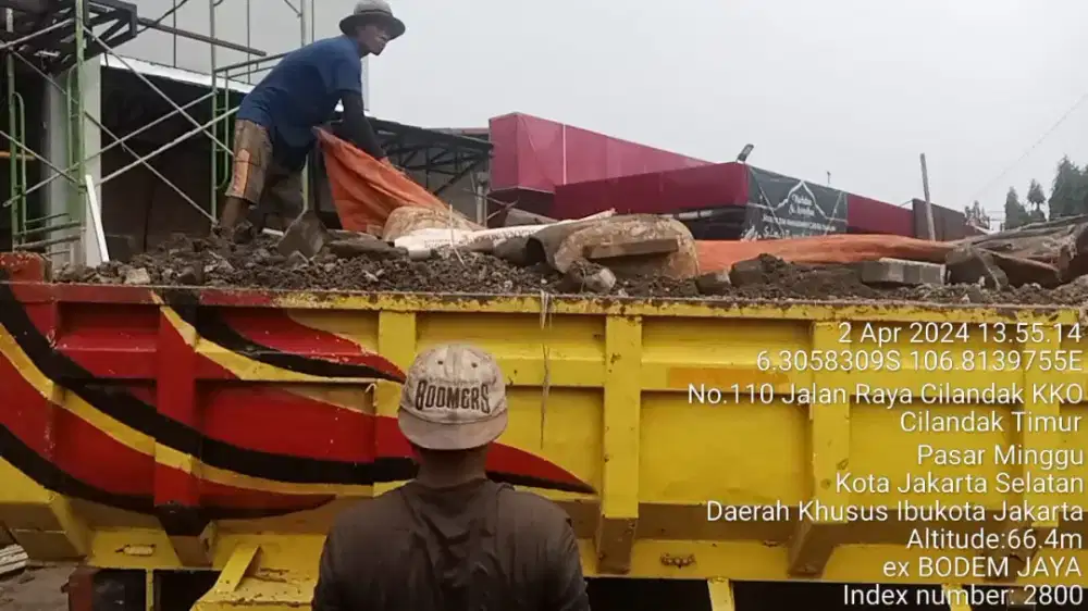 Urugan tanah campur urug buang bongkaran bangunan