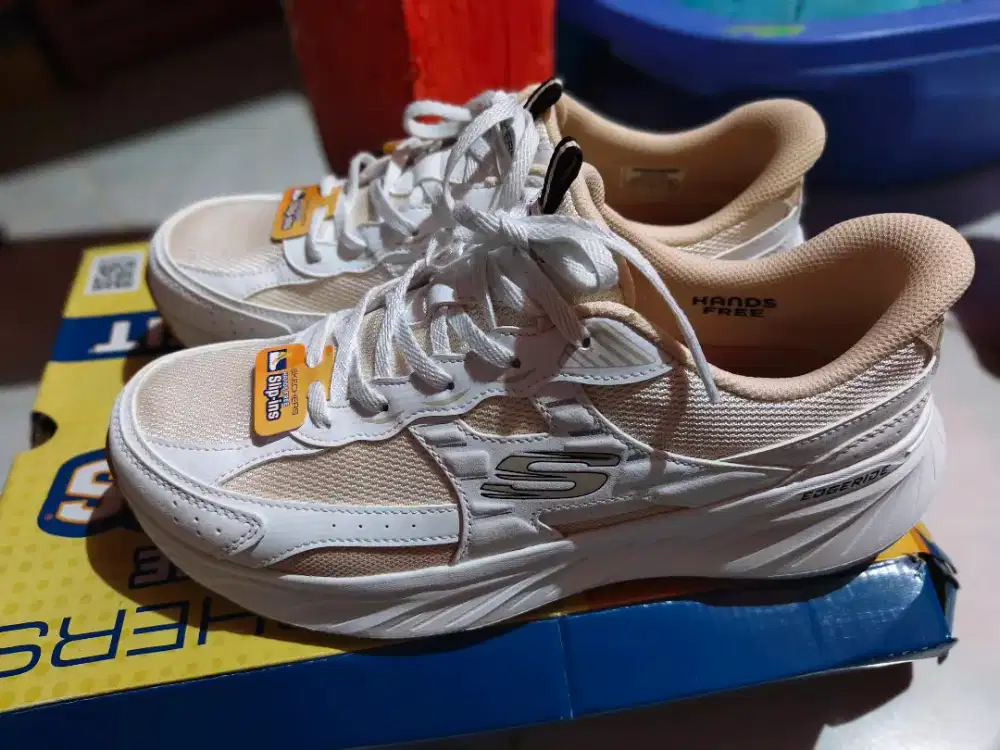 Sepatu skechers  original slip ins - women training shoes
