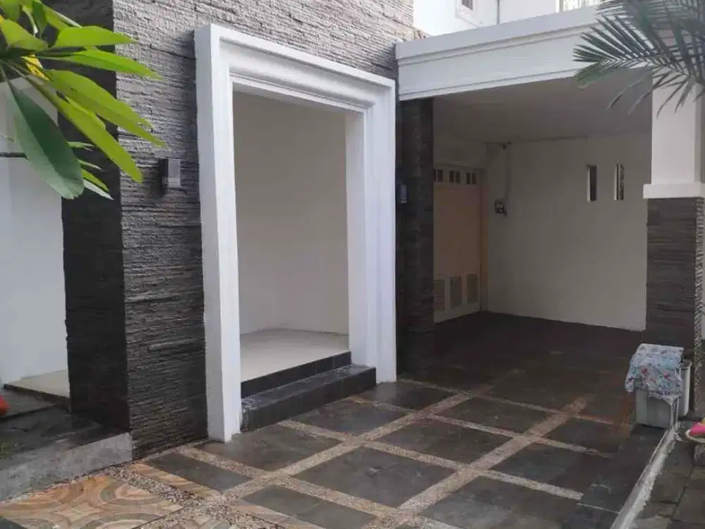 Disewakan rumah 2 lantai ada kolam renang bagus rapi siap huni di cempaka putih jakarta pusat