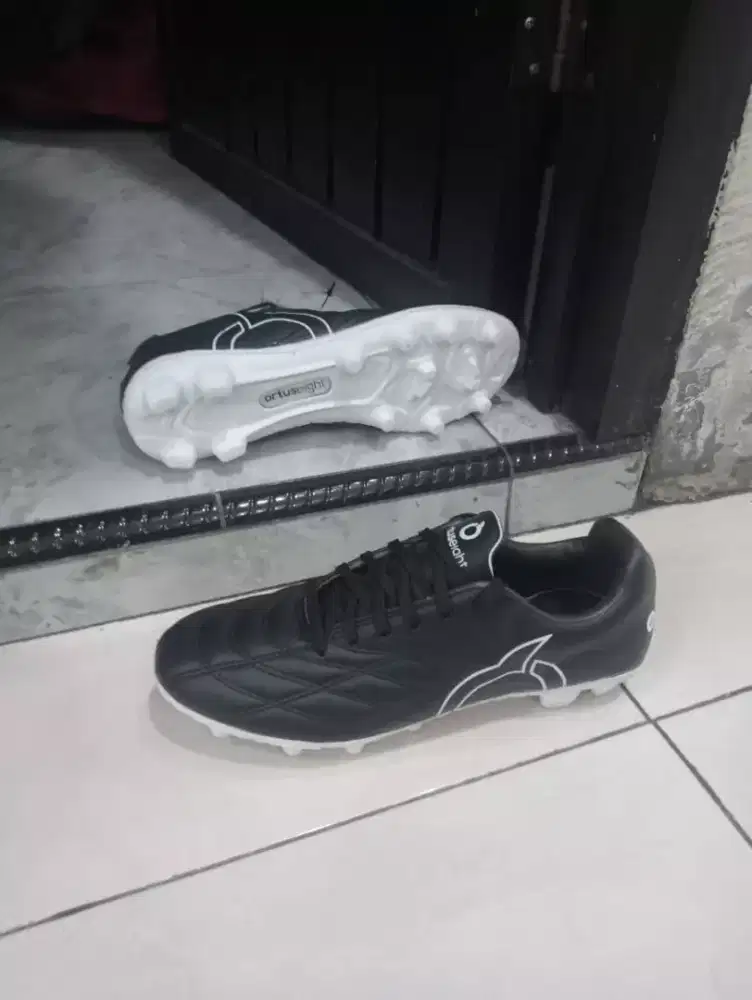 Sepatu bola insole jahitan