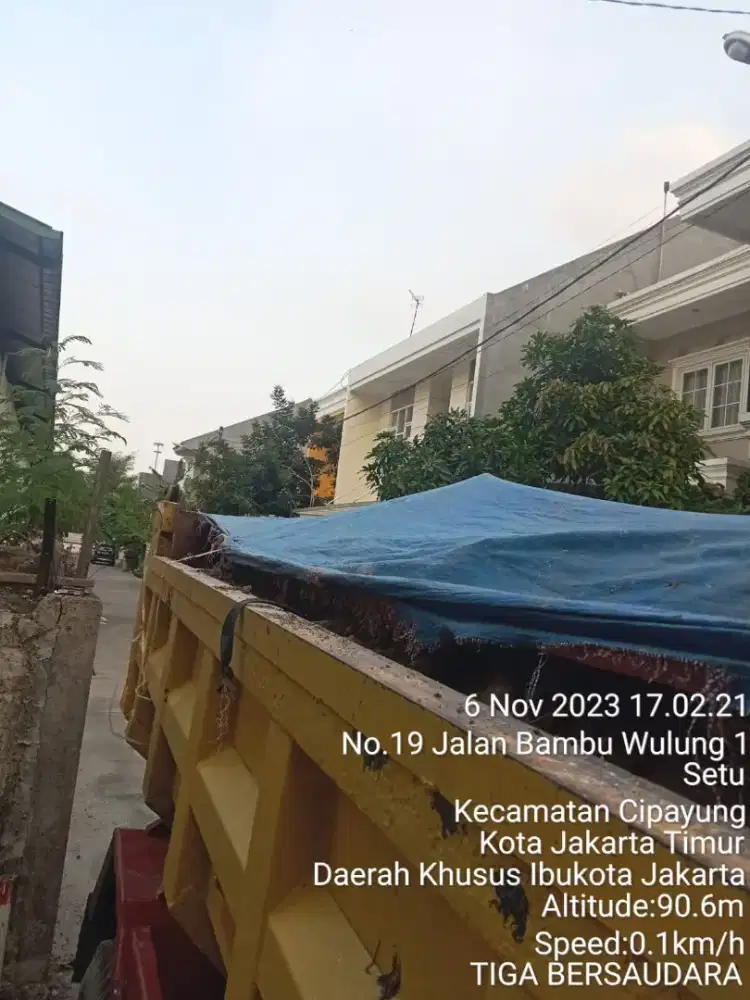 Urugan tanah campur buang puing bangunan