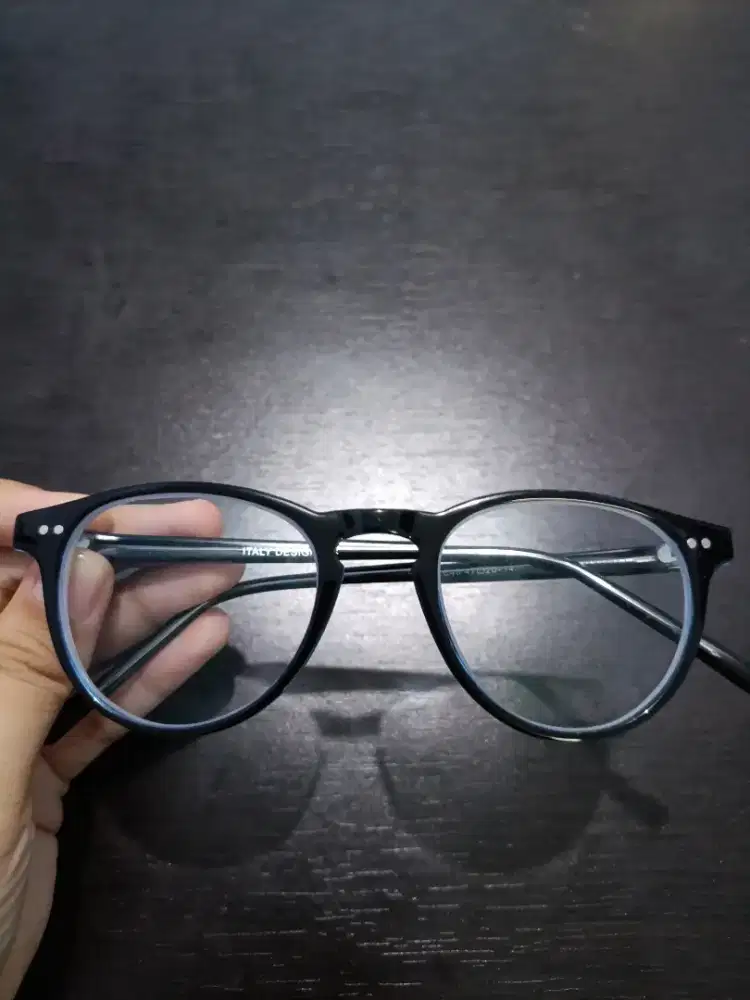 Kacamata bekas warna hitam
