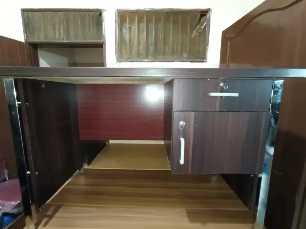 Meja kantor kaki besi seken murah