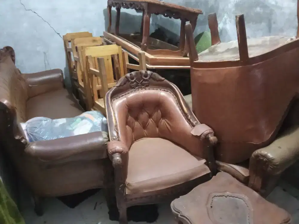 Sofa kaya dan bangku kayu