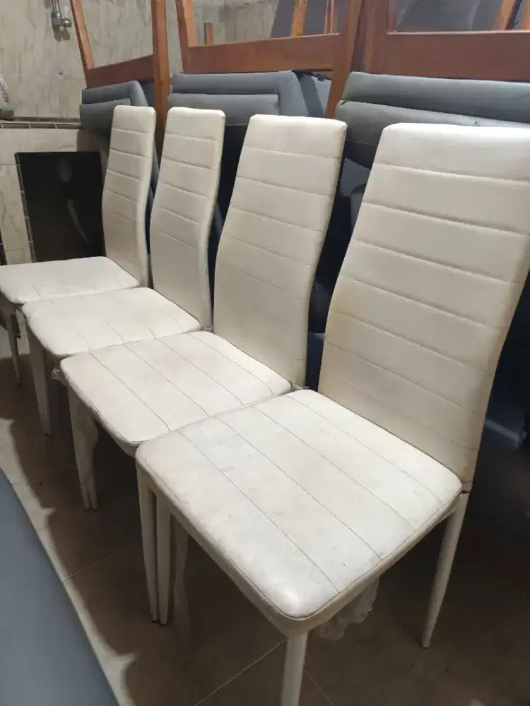 Kursi makan seken ..jual murah 4 pcs sekaligus