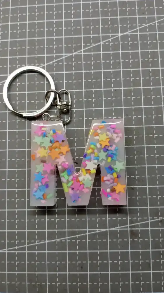 Gantungan kunci inisial huruf