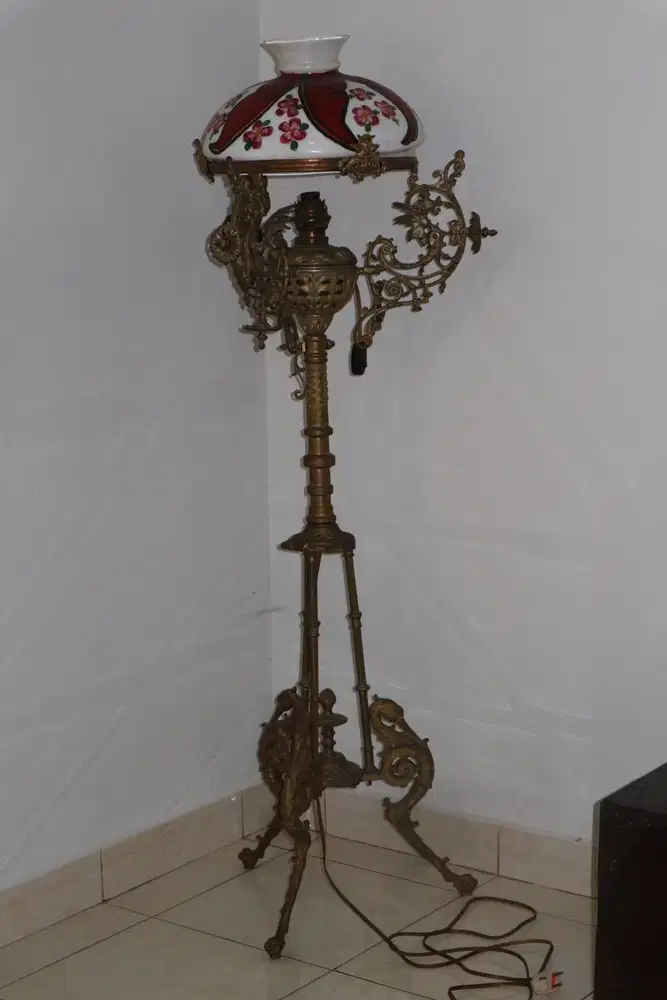 Lampu Standing Antik (Desain Eropa 19th-20th Century)