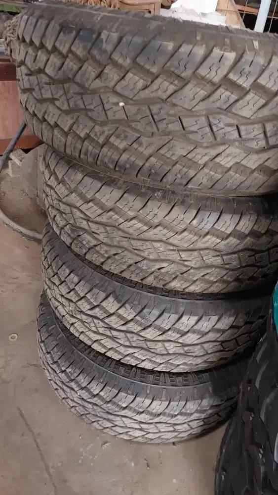 Ban 265/65 R17 triton