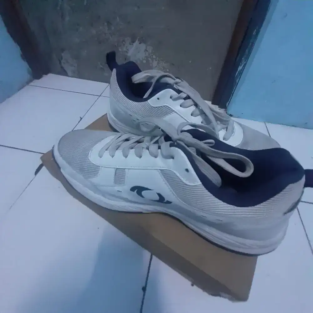 Sepatu badminton/running ukuran 43