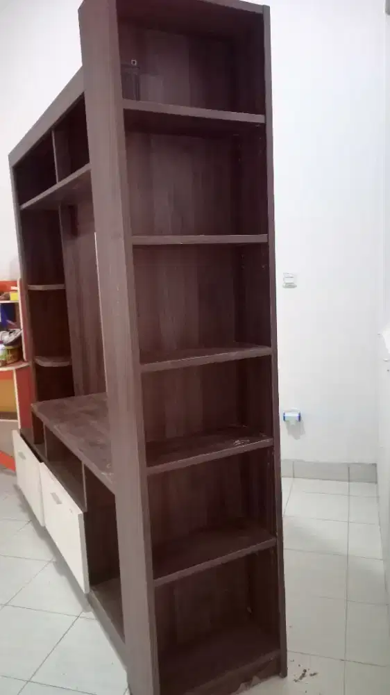 Lemari Partisi dengan bentuk menarik.