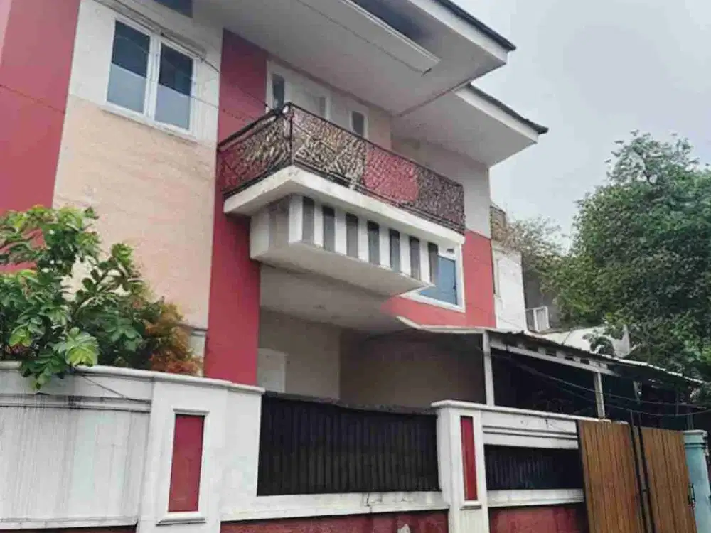 DIJUAL rumah bangunan tingkat posisi hoek di otista Cipinang Jaktim