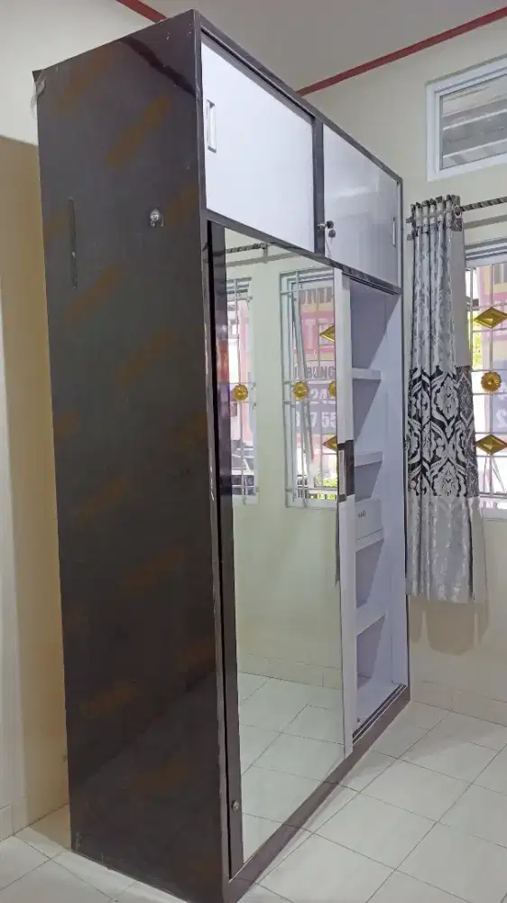 Lemari Pakaian pintu geser