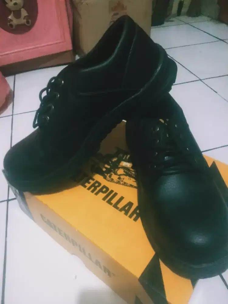 Jual aja ni all item Caterpillar hitam size 41 compass size 42 Nike 40