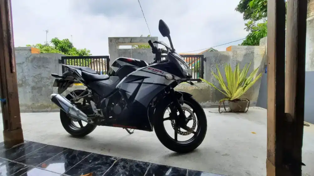 CBR 150R K45 TAHUN 2014 KM masih rendah