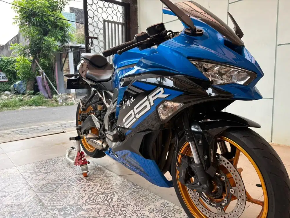 Kawasaki Ninja ZX25R Candy Plasma Blue 2021