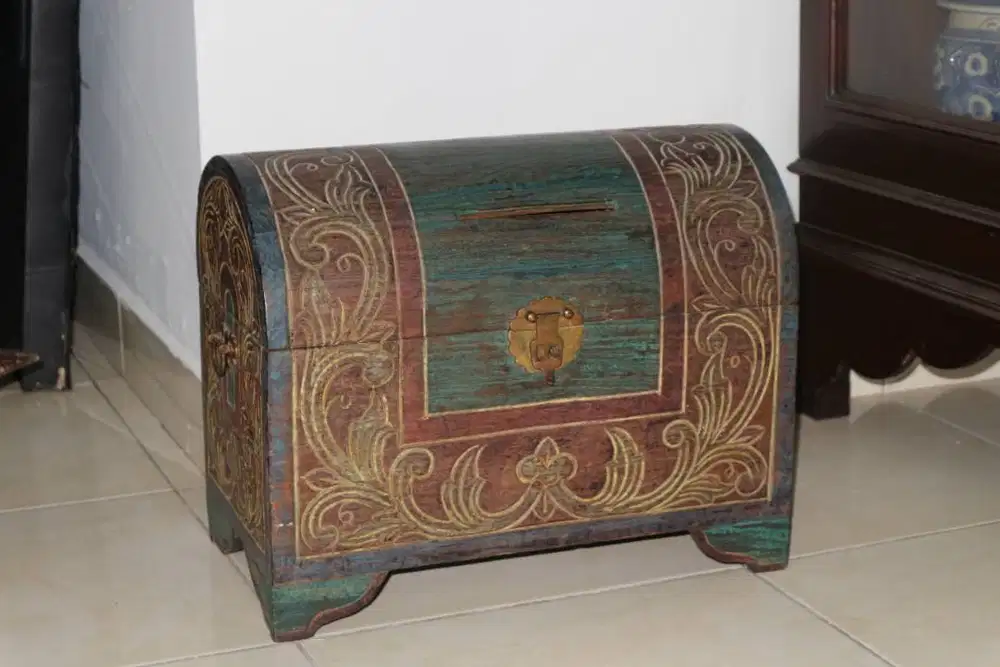 2 Peti Kayu Melengkung Ukir – Decorative Dome Top Storage Chest