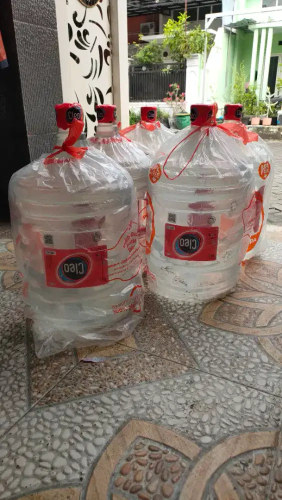 Di jual 5 Cleo galon 19 liter plus isi