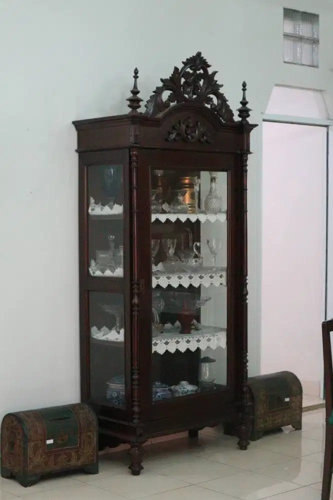 Lemari Pajangan Prongkas Antik Ukir–Display Cabinet Klasik Kayu Solid