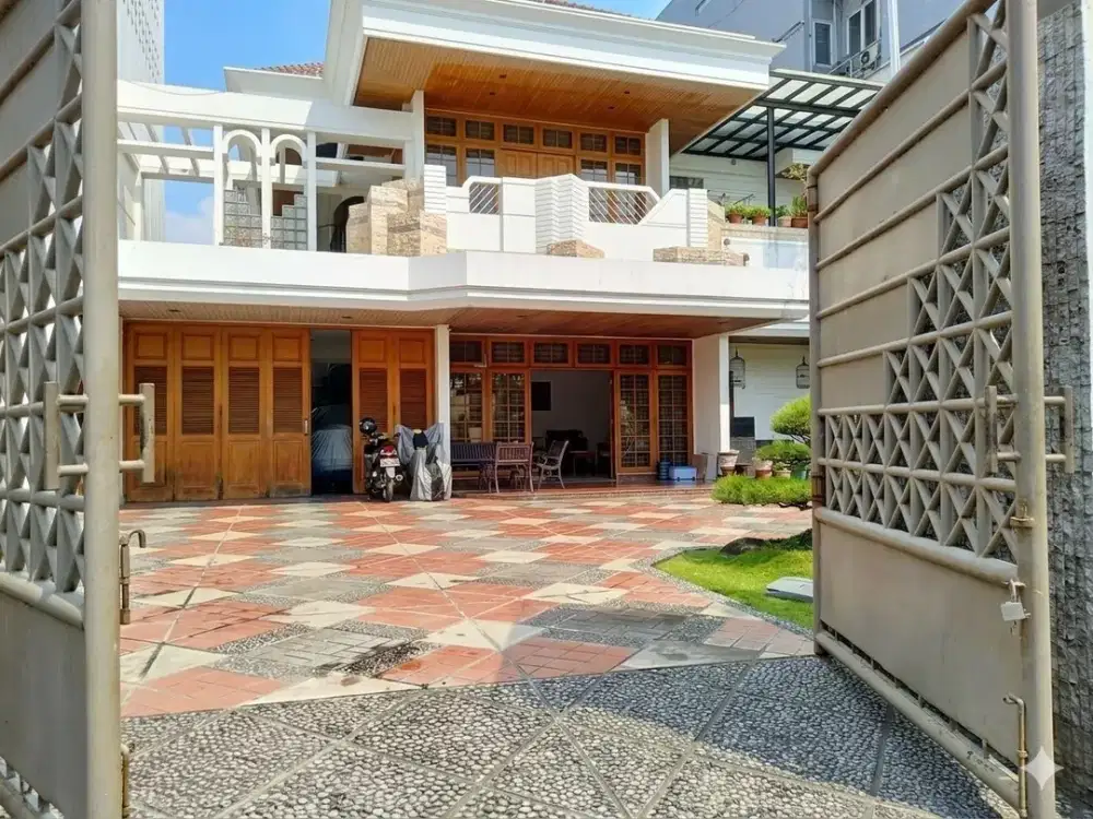 Rumah Cempaka Akses super mudah ke pusat bisnis, kuliner, dan perbelanjaan, cocok untuk guest house, kantor atau hunian keluarga besar.