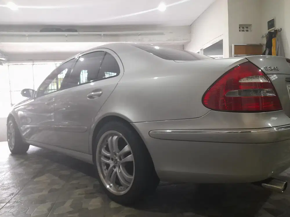 Mercedes-Benz E240 2003 Bensin