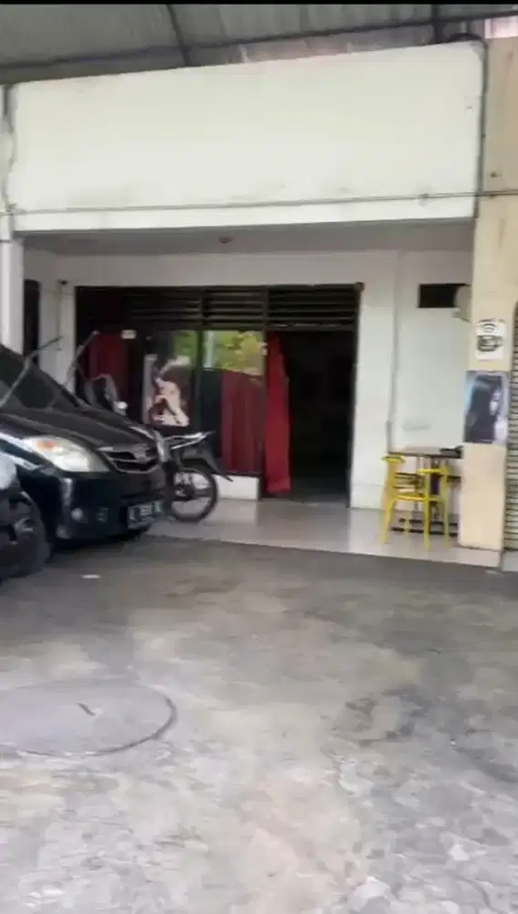 Rumah dengan garasi super luas