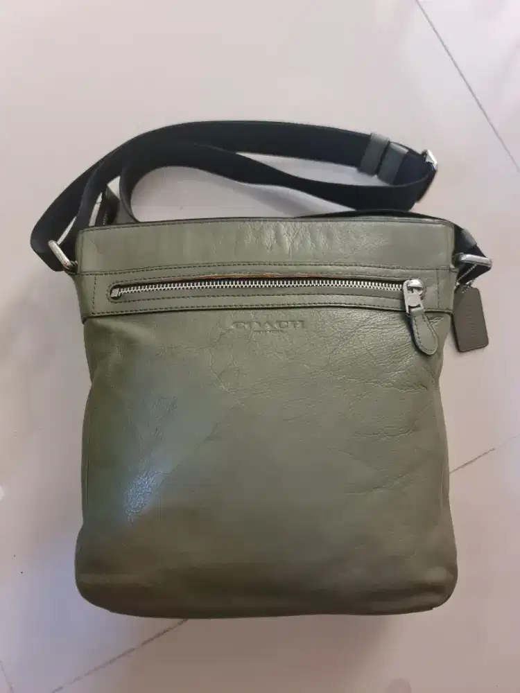 151. Tas Sling Bag Pria Coach Green
Second Kulit Asli
Made Vietnam