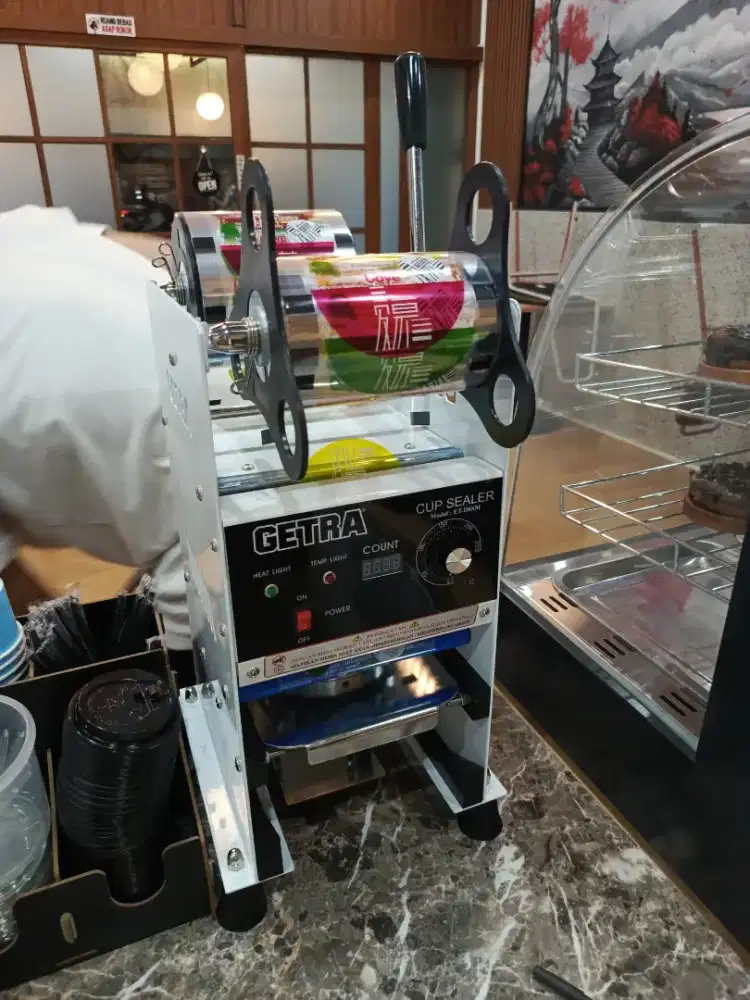 Cup Sealer dan Showcase Penghangat