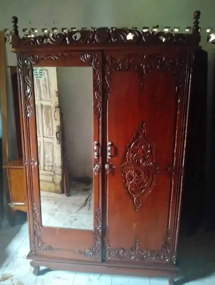 lemari pakaian jati ukiran lama