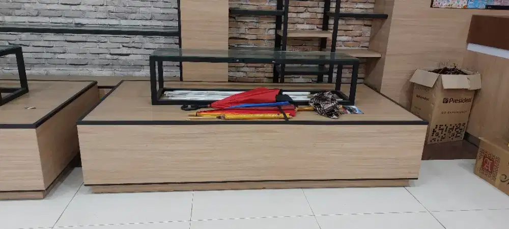 Dijuak rak  meja untuk jualan