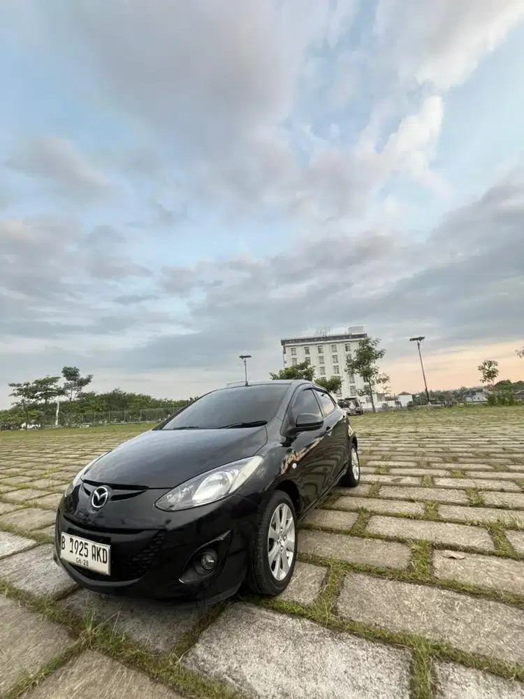 Dijual mazda 2 tipe v 2012