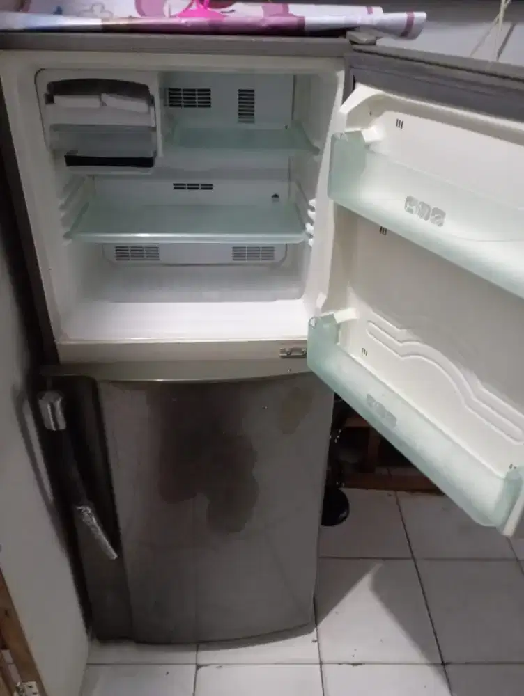 Kulkas 2 pintu merek sharp Jual butuh aja