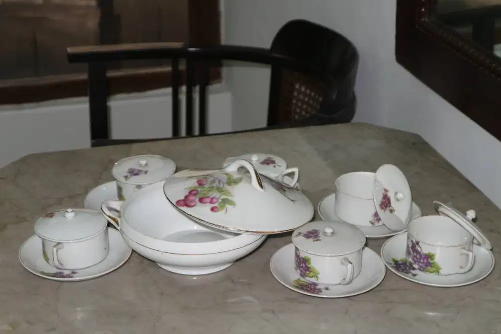 Set Porselen Vintage Motif Anggur – Tea Set & Serving Bowl Klasik
